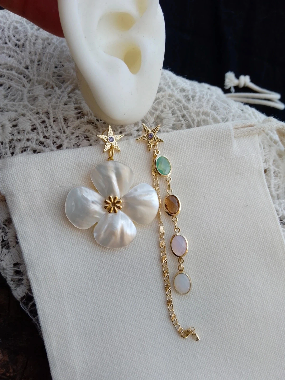 Pendientes bohemios asimétricos flores de nácar blanco – photo 2